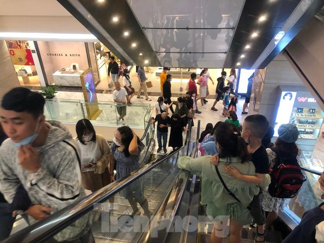 Thị trường ngày 2/9: Thực phẩm giảm giá, quán ăn không còn chỗ trống - Ảnh 7. Thị trường ngày 2/9: Thực phẩm giảm giá, quán ăn không còn chỗ trống - Ảnh 7.