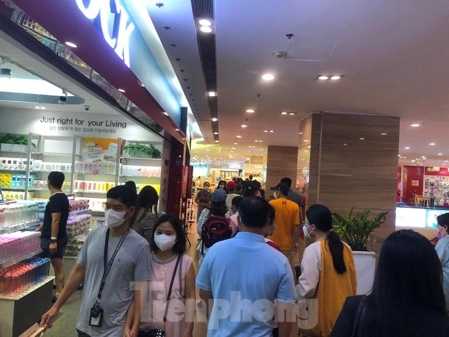 Thị trường ngày 2/9: Thực phẩm giảm giá, quán ăn không còn chỗ trống - Ảnh 8. Thị trường ngày 2/9: Thực phẩm giảm giá, quán ăn không còn chỗ trống - Ảnh 8.