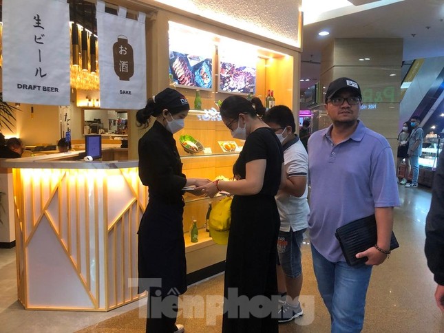Thị trường ngày 2/9: Thực phẩm giảm giá, quán ăn không còn chỗ trống - Ảnh 11. Thị trường ngày 2/9: Thực phẩm giảm giá, quán ăn không còn chỗ trống - Ảnh 11.