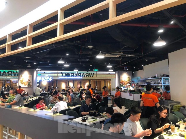 Thị trường ngày 2/9: Thực phẩm giảm giá, quán ăn không còn chỗ trống - Ảnh 10. Thị trường ngày 2/9: Thực phẩm giảm giá, quán ăn không còn chỗ trống - Ảnh 10.