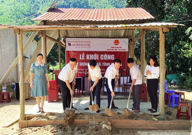 Đà Nẵng: Agribank tài trợ 500 triệu đồng xây dựng 5 nhà tình nghĩa cho người đồng bào Cơ Tu - Ảnh 1. Đà Nẵng: Agribank tài trợ 500 triệu đồng xây dựng 5 nhà tình nghĩa cho người đồng bào Cơ Tu - Ảnh 1.