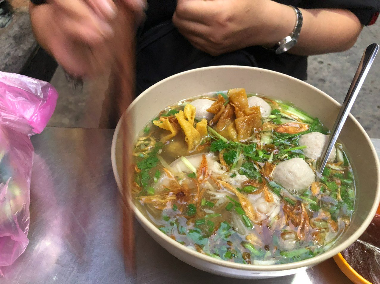 Một tô đầy đủ với các món: bò viên, tôm, trứng cút, hoành thánh chiên