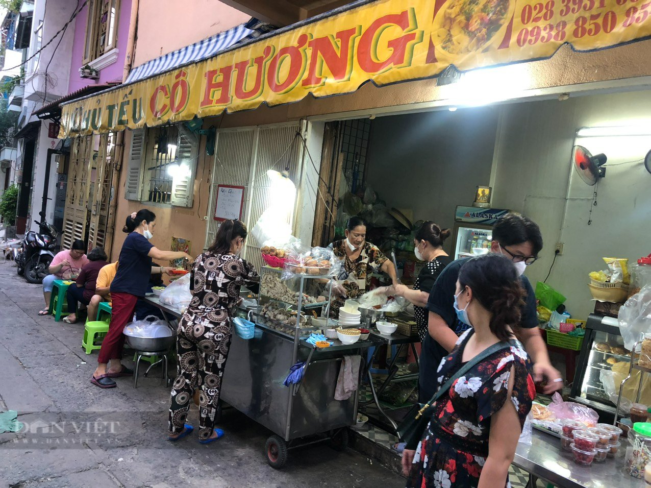 Quán hủ tiếu vào giờ cao điểm