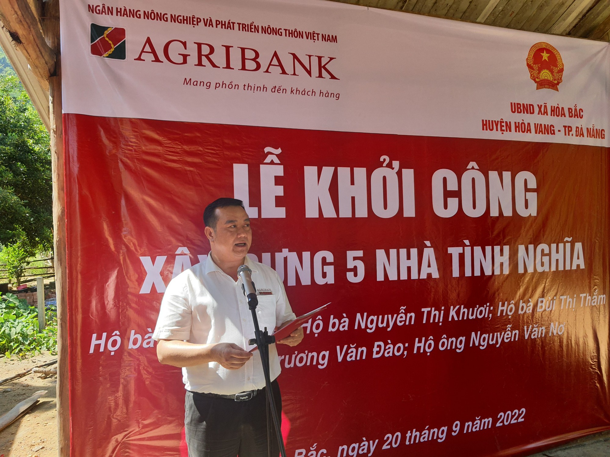 Đà Nẵng: Agribank tài trợ 500 triệu đồng xây dựng 5 nhà tình nghĩa cho người đồng bào Cơ Tu - Ảnh 2. Đà Nẵng: Agribank tài trợ 500 triệu đồng xây dựng 5 nhà tình nghĩa cho người đồng bào Cơ Tu - Ảnh 2.