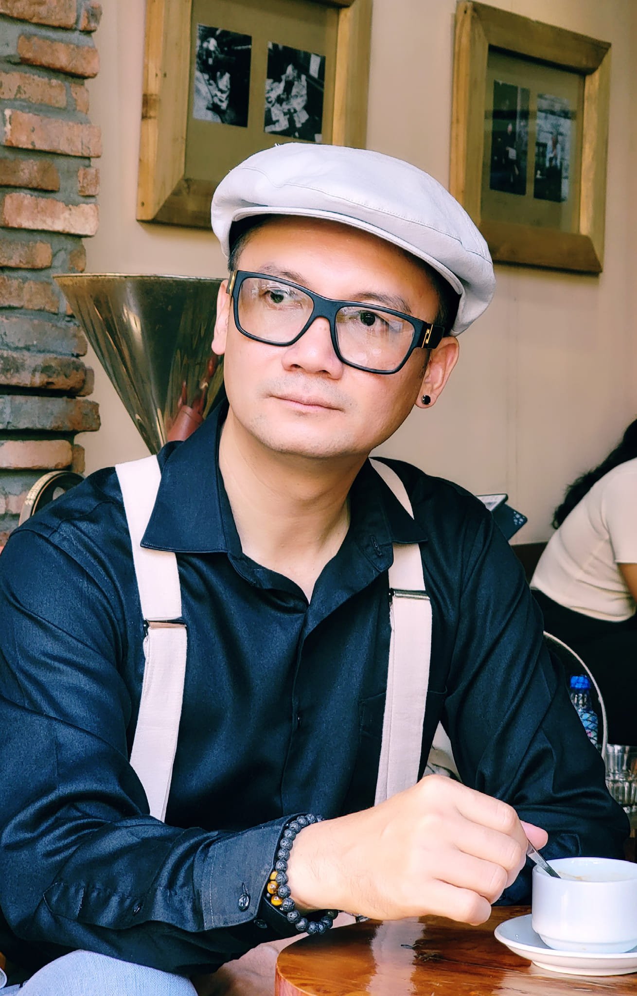 Đạo diễn Quốc Võ: Lập nghiệp trên đất Mỹ, về quê hương xây cầu, làm thiện nguyện - Ảnh 2.