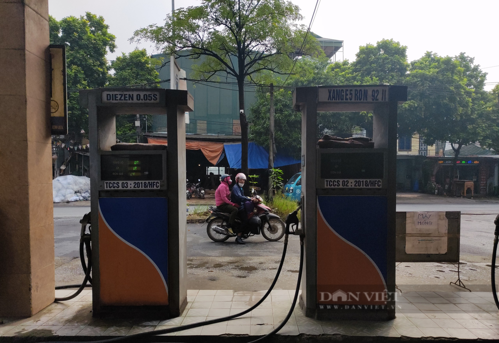 Hà Nội: Nhiều cây xăng treo biển hết xăng, càng bán cà lỗ - Ảnh 4.