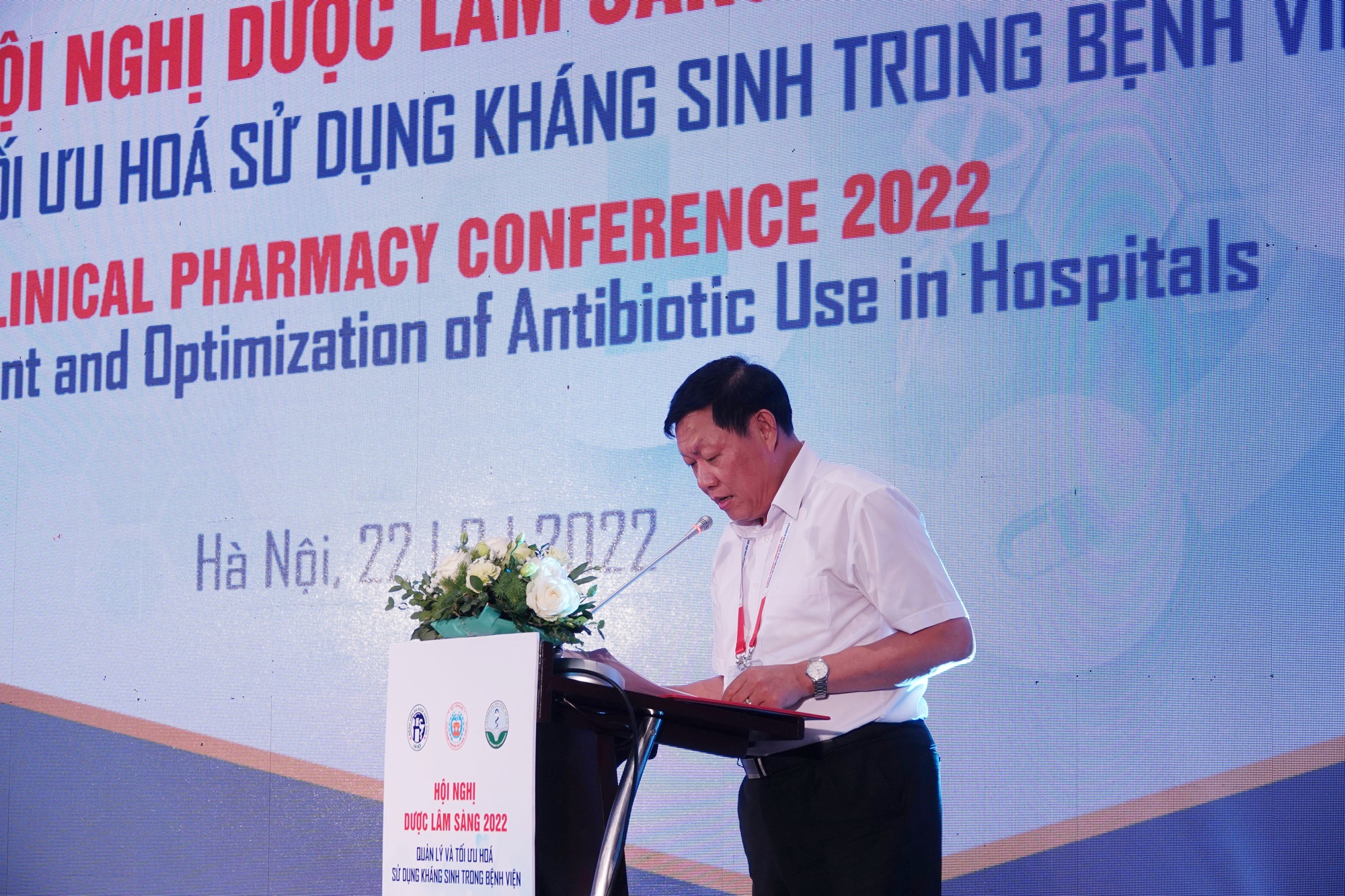 Thứ trưởng Bộ Y tế: &quot;Nhiều người đang lạm dụng, cứ ho sốt là bảo nhau thuốc kháng sinh&quot; - Ảnh 1.