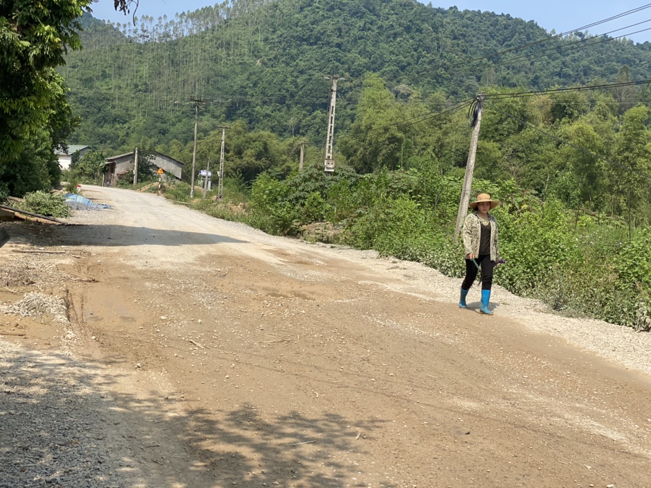 Lạng Sơn: Đường đầu tư từ ngân sách gần 100 tỷ chưa thi công xong đã hư hỏng - Ảnh 2.