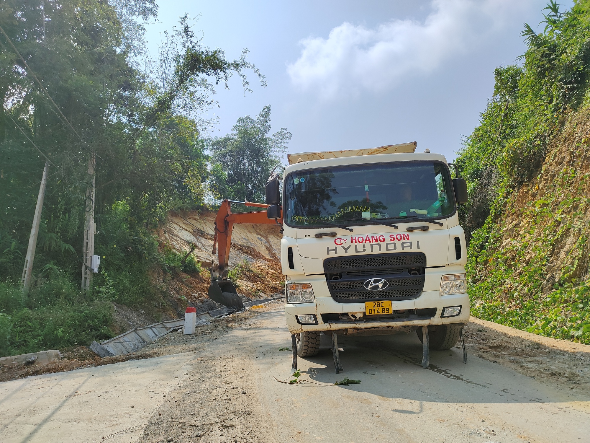 Lạng Sơn: Đường đầu tư từ ngân sách gần 100 tỷ chưa thi công xong đã hư hỏng - Ảnh 4.