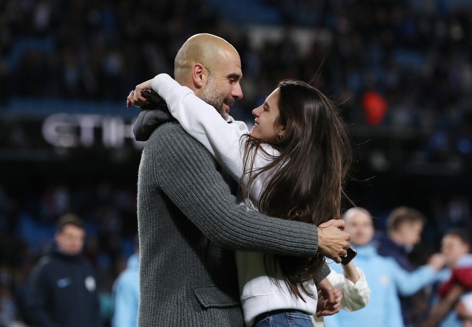 Ngắm nhan sắc &quot;vạn người mê&quot; của con gái HLV Pep Guardiola - Ảnh 1.