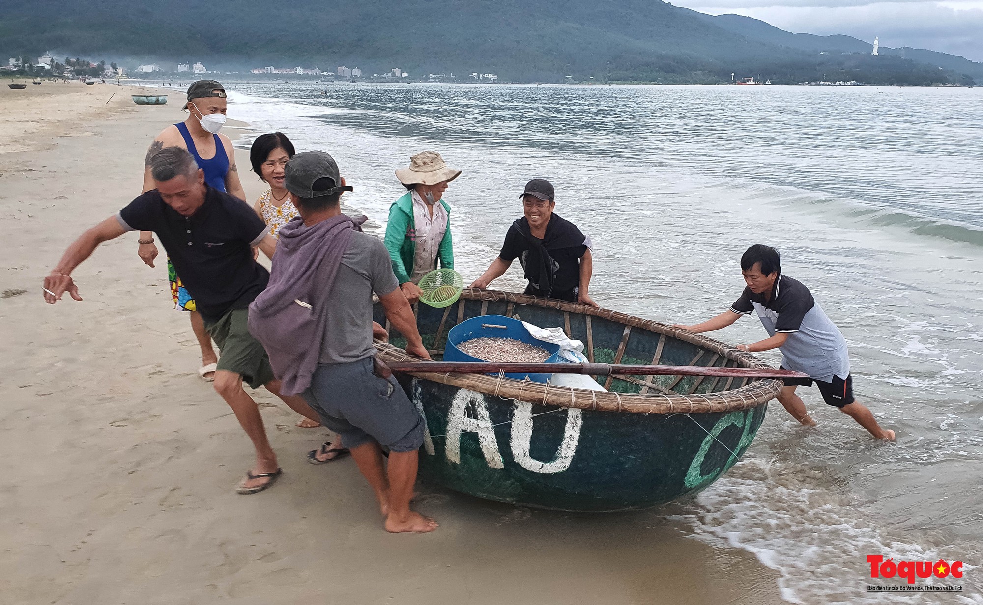 Ghé chợ hải sản tươi rói bên bờ biển Đà Nẵng lúc bình minh - Ảnh 2.