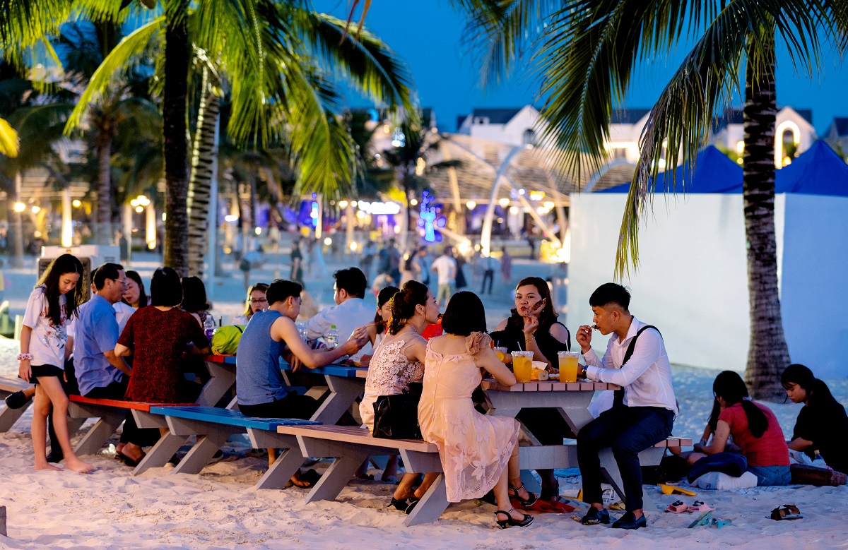 Nhịp sống sôi động tại “đại đô thị biển” Vinhomes phía Đông Hà Nội - Ảnh 1.