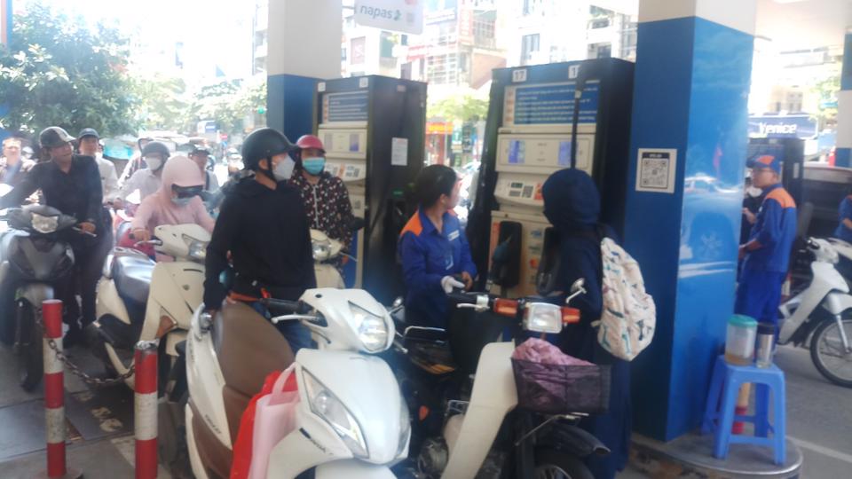 Bộ Công Thương đề nghị báo chí hạn chế đưa tin dự báo giá xăng dầu - Ảnh 1.