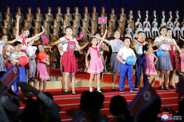 Ông Kim Jong-un bất ngờ để con gái lộ diện trước công chúng? - Ảnh 3.
