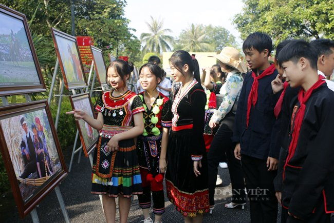 Triển lãm ảnh “Di sản Nghệ thuật Xòe Thái Việt Nam” và “Ảnh đẹp du lịch 8 tỉnh Tây Bắc” - Ảnh 2.