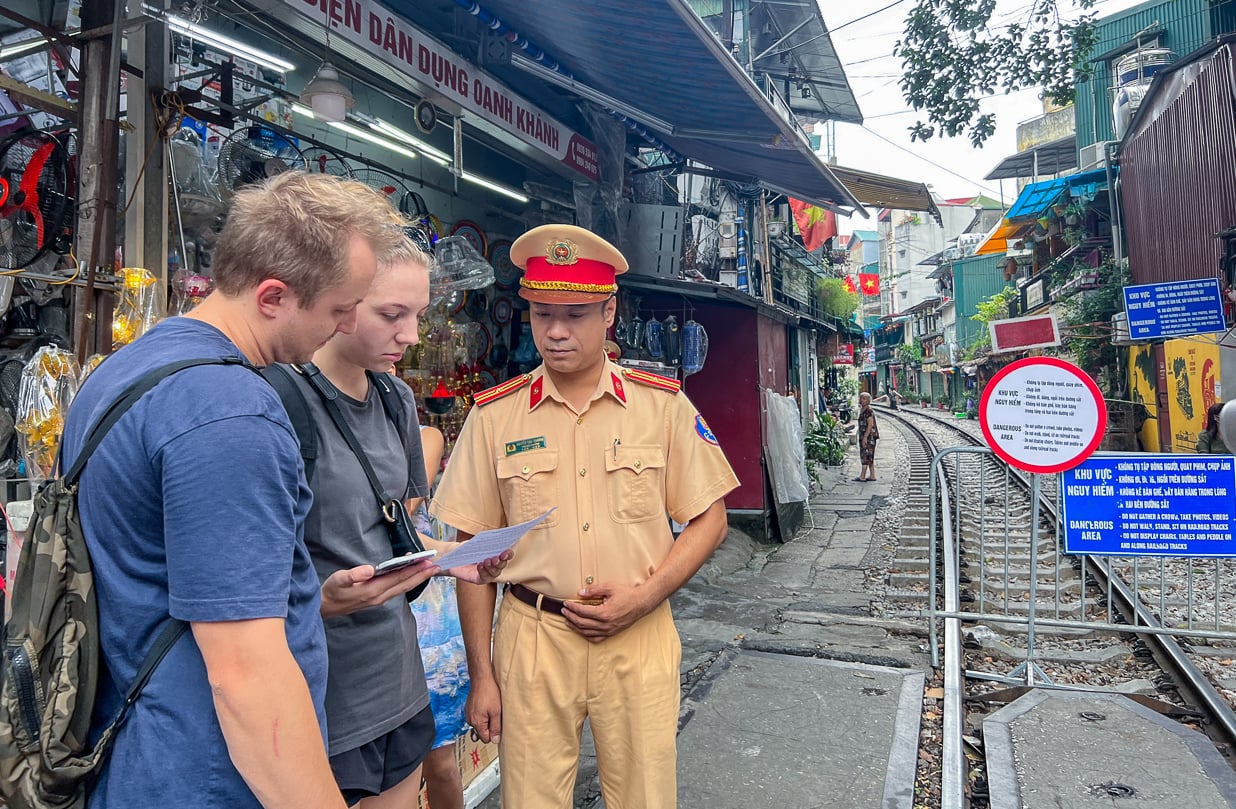 Phát tờ rơi song ngữ tuyên truyền an toàn đường sắt tại phố cà phê đường tàu - Ảnh 6.