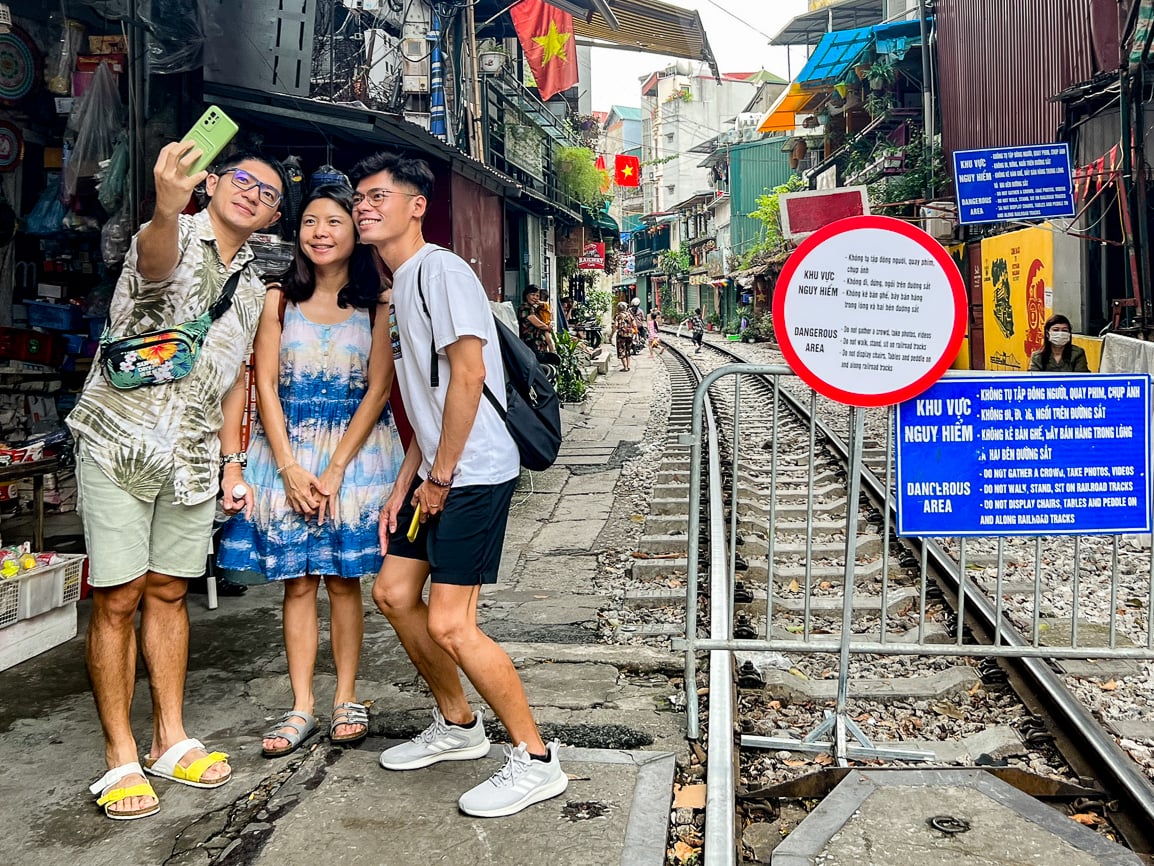 Phát tờ rơi song ngữ tuyên truyền an toàn đường sắt tại phố cà phê đường tàu - Ảnh 9.
