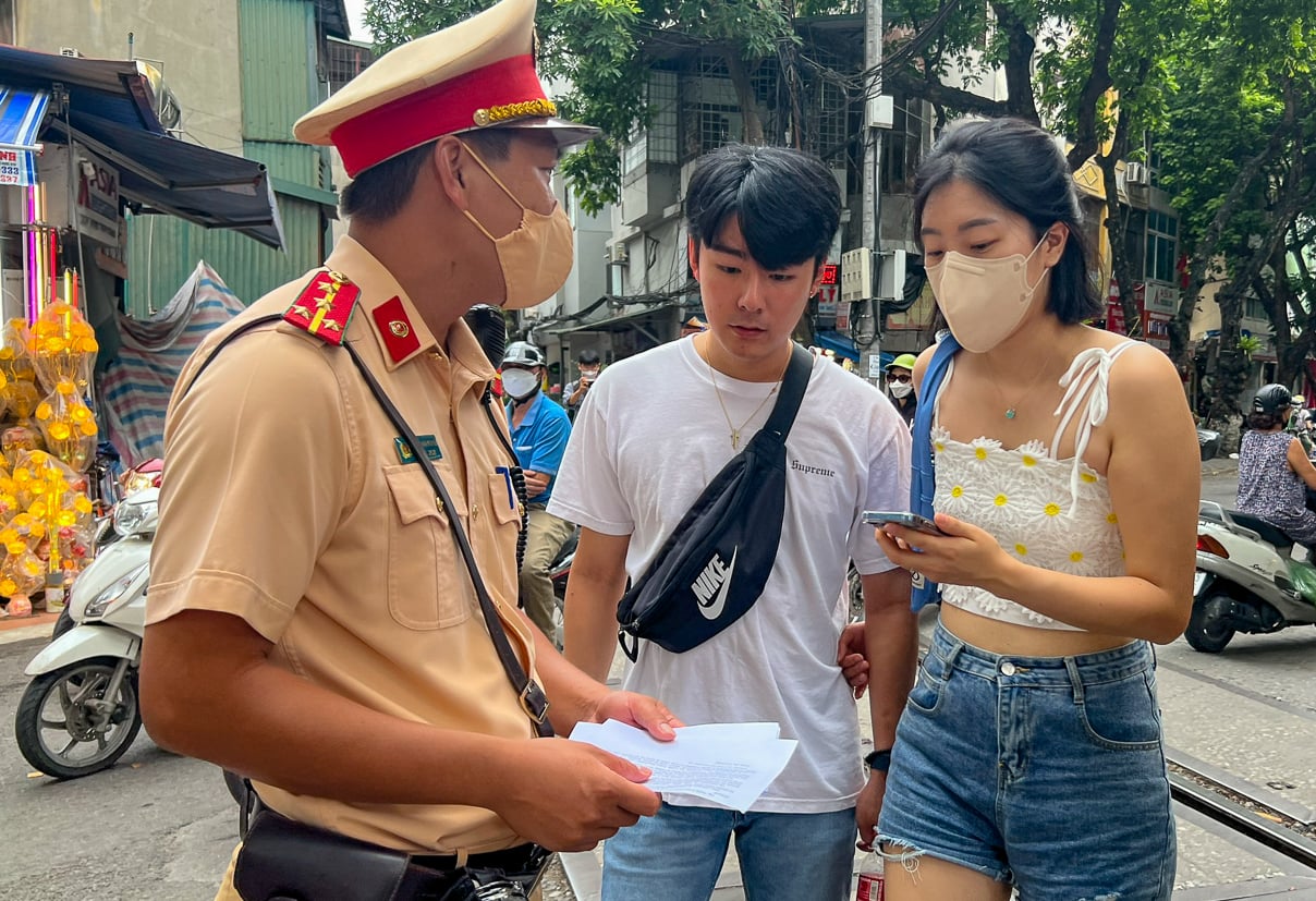 Phát tờ rơi song ngữ tuyên truyền an toàn đường sắt tại phố cà phê đường tàu - Ảnh 8.