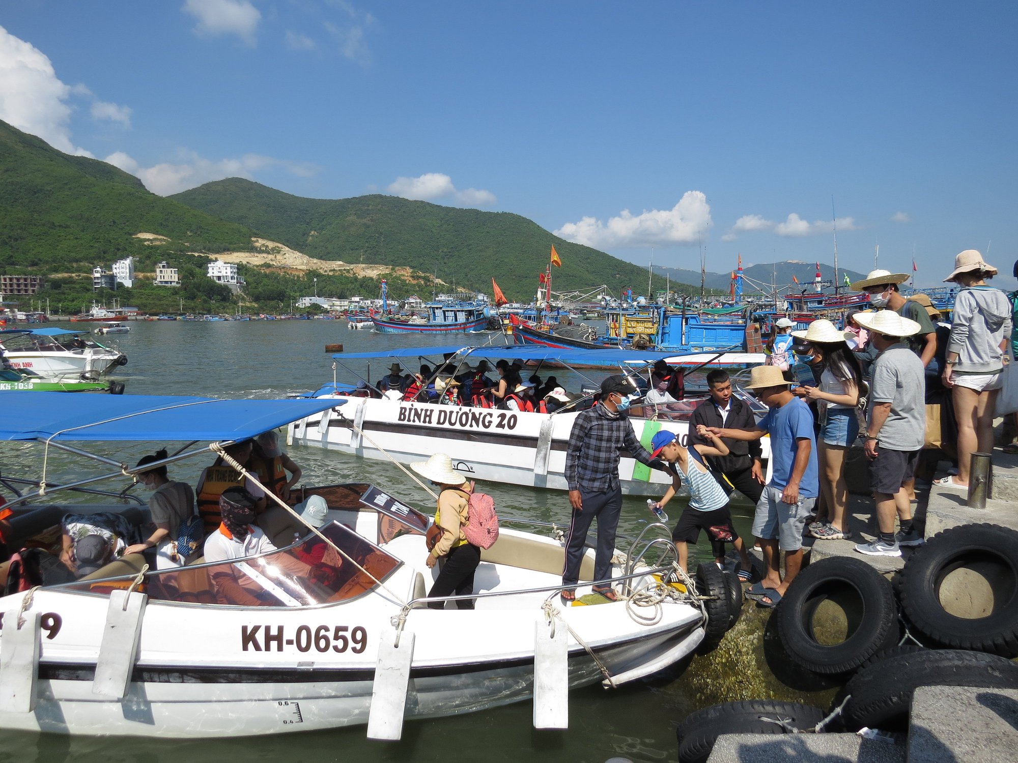 Hướng dẫn triển khai thí điểm hoạt động tàu du lịch lưu trú qua đêm trên vịnh Nha Trang - Ảnh 1. Hướng dẫn triển khai thí điểm hoạt động tàu du lịch lưu trú qua đêm trên vịnh Nha Trang - Ảnh 1.
