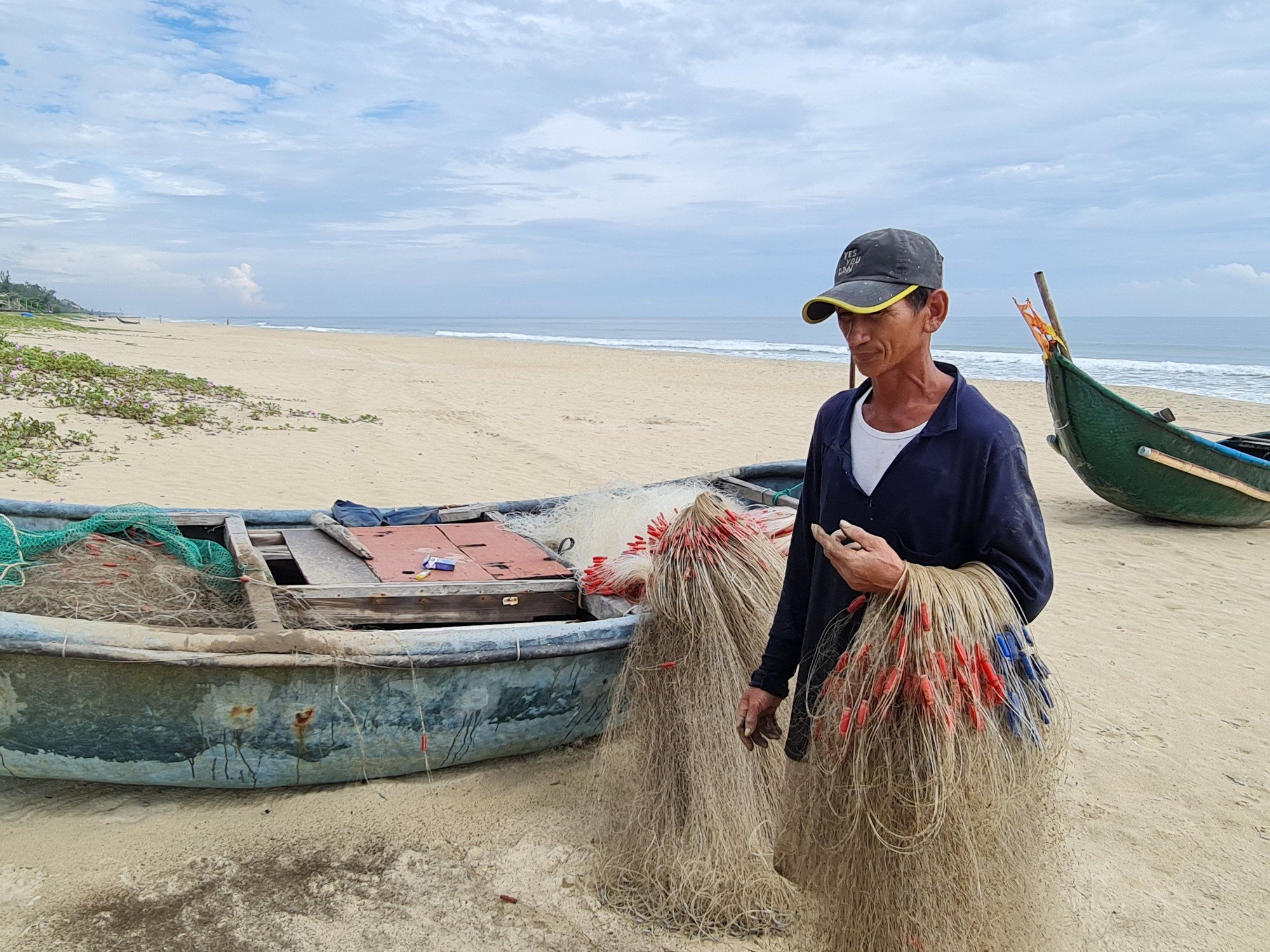 Dân Quảng Nam hối hả chằng chống nhà cửa, đưa tàu thuyền lên bờ để “chạy bão” - Ảnh 4.