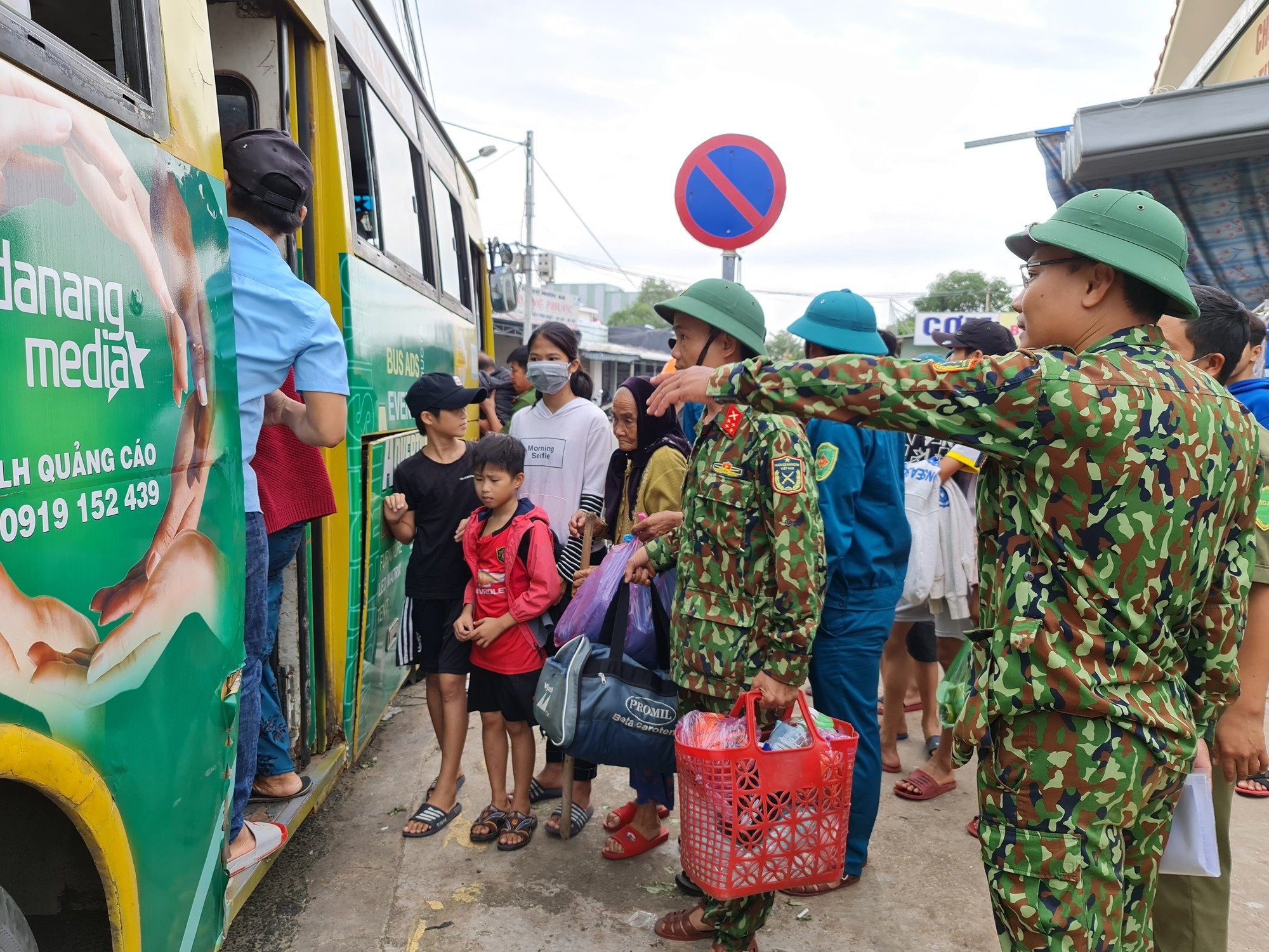 Dân Quảng Nam hối hả chằng chống nhà cửa, đưa tàu thuyền lên bờ để “chạy bão” - Ảnh 8.