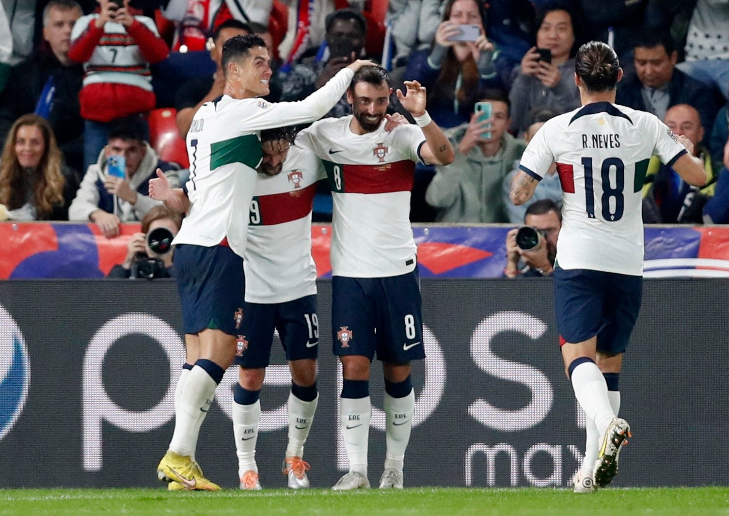 Ronaldo tịt ngòi, Bồ Đào Nha vẫn thắng đậm - Ảnh 1.