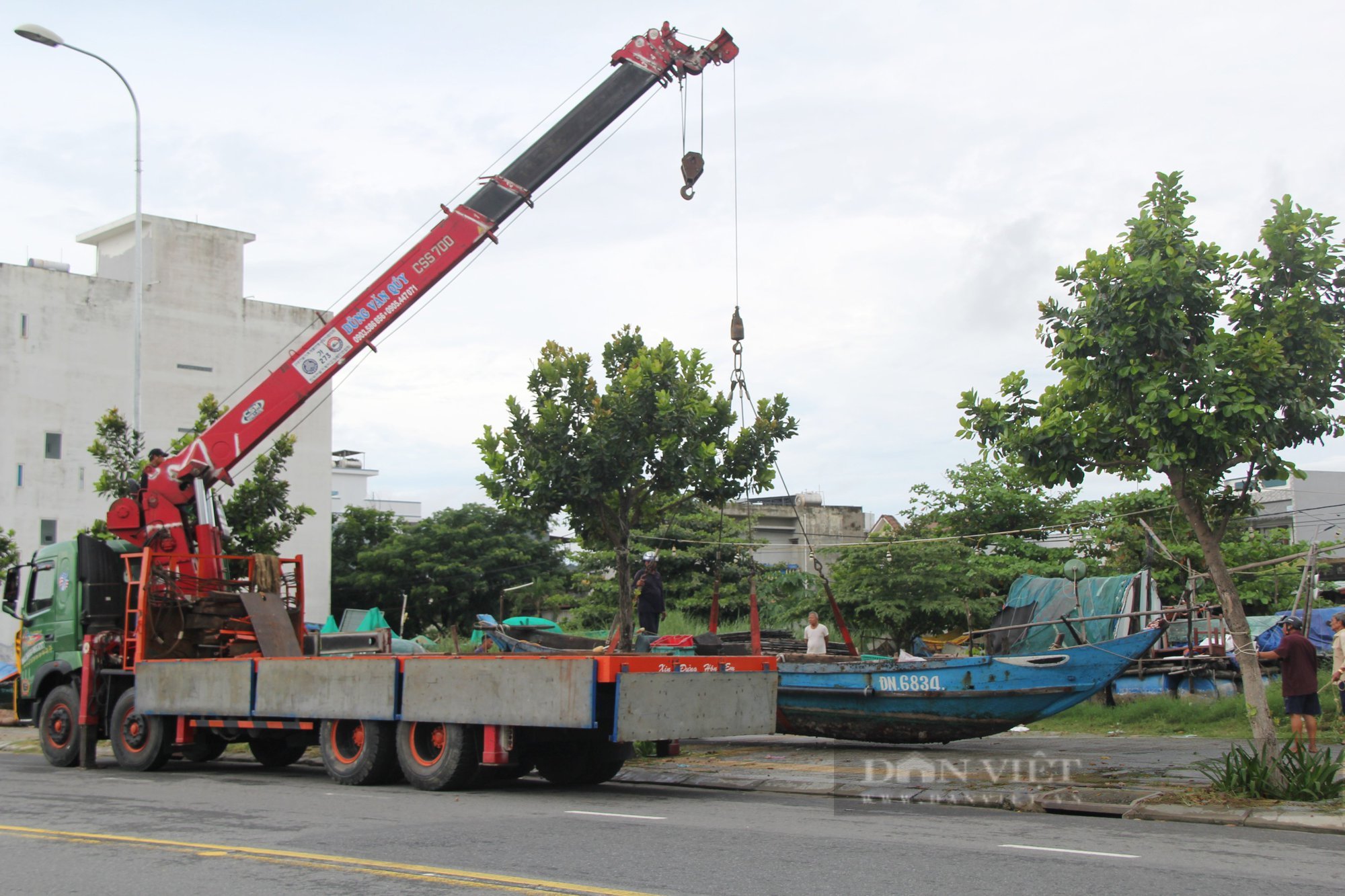 Đà Nẵng: Ngư dân thuê xe &quot;cứu&quot; thuyền thúng chạy bão NORU - Ảnh 2.
