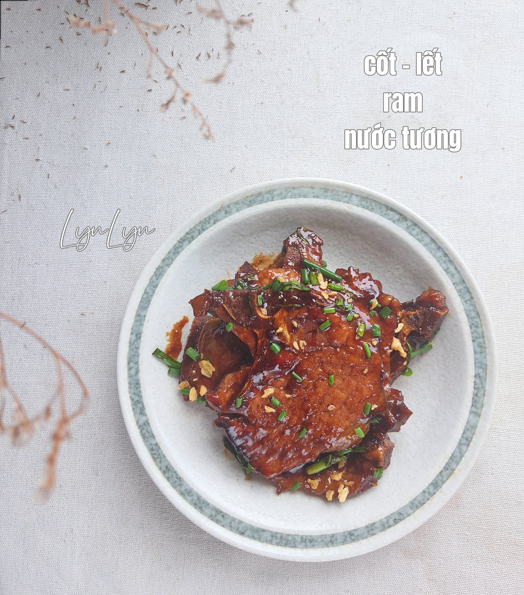 Bí quyết ướp gia vị để làm món sườn cốt lết ram nước tương mềm đẹp, thơm ngon - Ảnh 1.