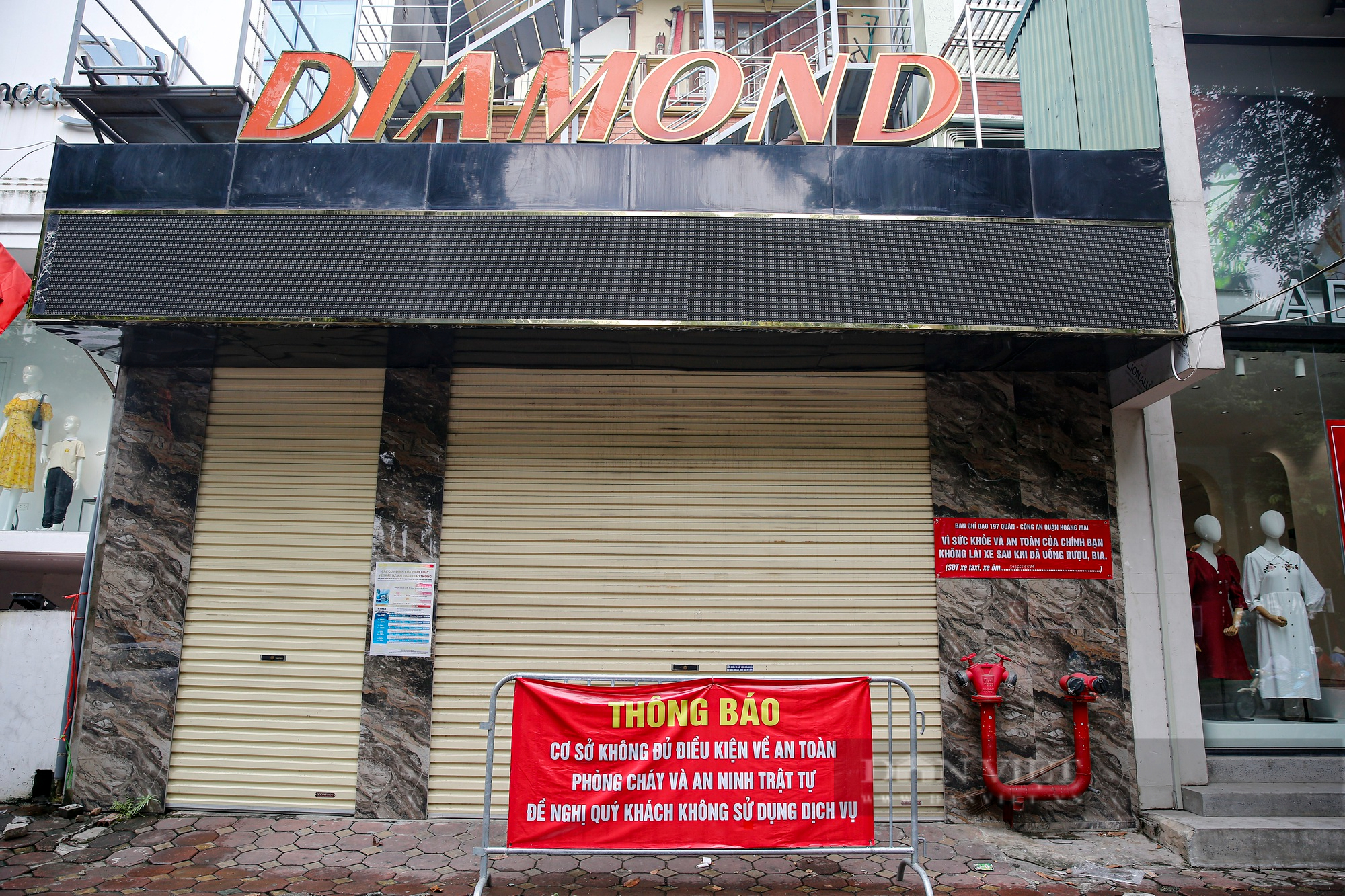 Karaoke vi phạm phòng cháy ở Hà Nội bị rào chắn, dán thông báo để ngăn hoạt động chui - Ảnh 3.