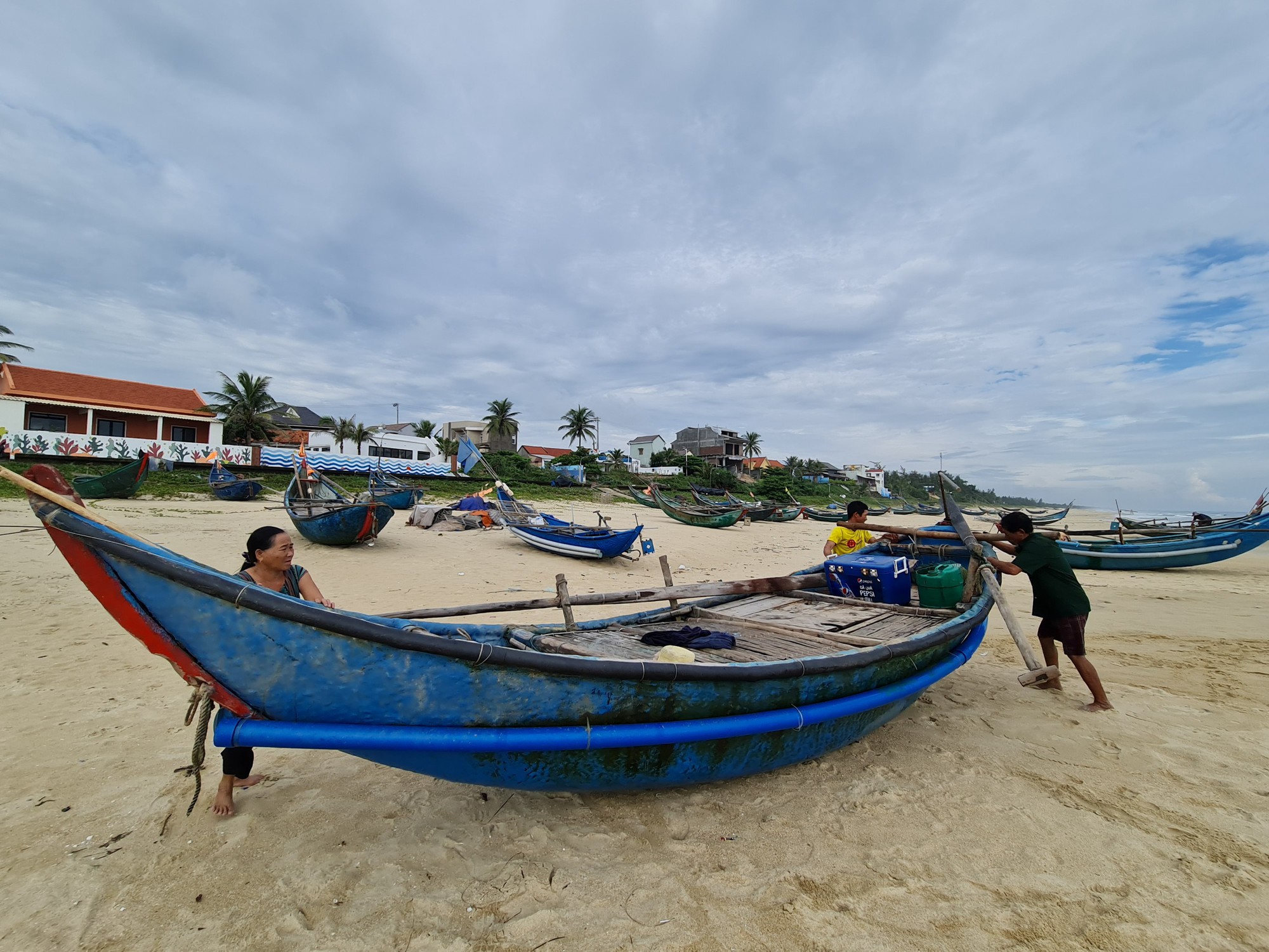 Dân Quảng Nam hối hả chằng chống nhà cửa, đưa tàu thuyền lên bờ để “chạy bão” - Ảnh 5.