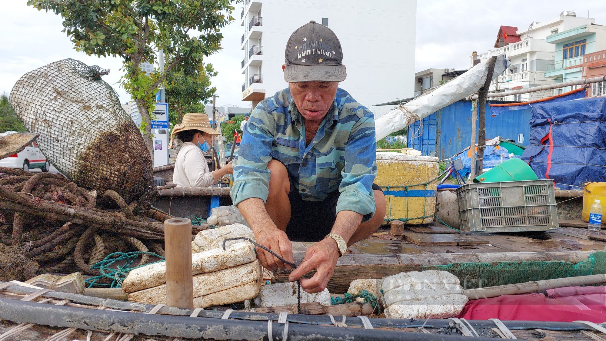 Đà Nẵng: Ngư dân thuê xe &quot;cứu&quot; thuyền thúng chạy bão NORU - Ảnh 7.