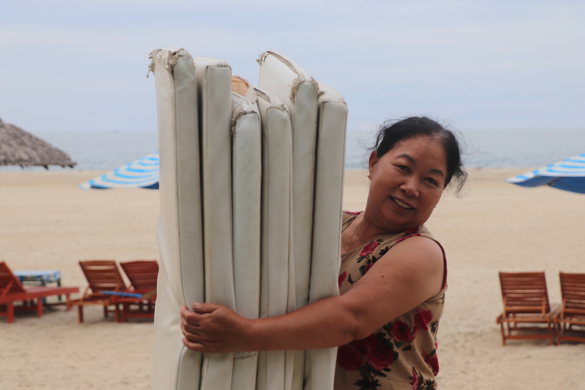 Dân Quảng Nam hối hả chằng chống nhà cửa, đưa tàu thuyền lên bờ để “chạy bão” - Ảnh 6.
