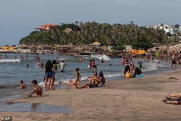 Colombia: Du khách choáng váng với cặp đôi thản nhiên &quot;mây mưa&quot; ở bãi biển đông người - Ảnh 2.