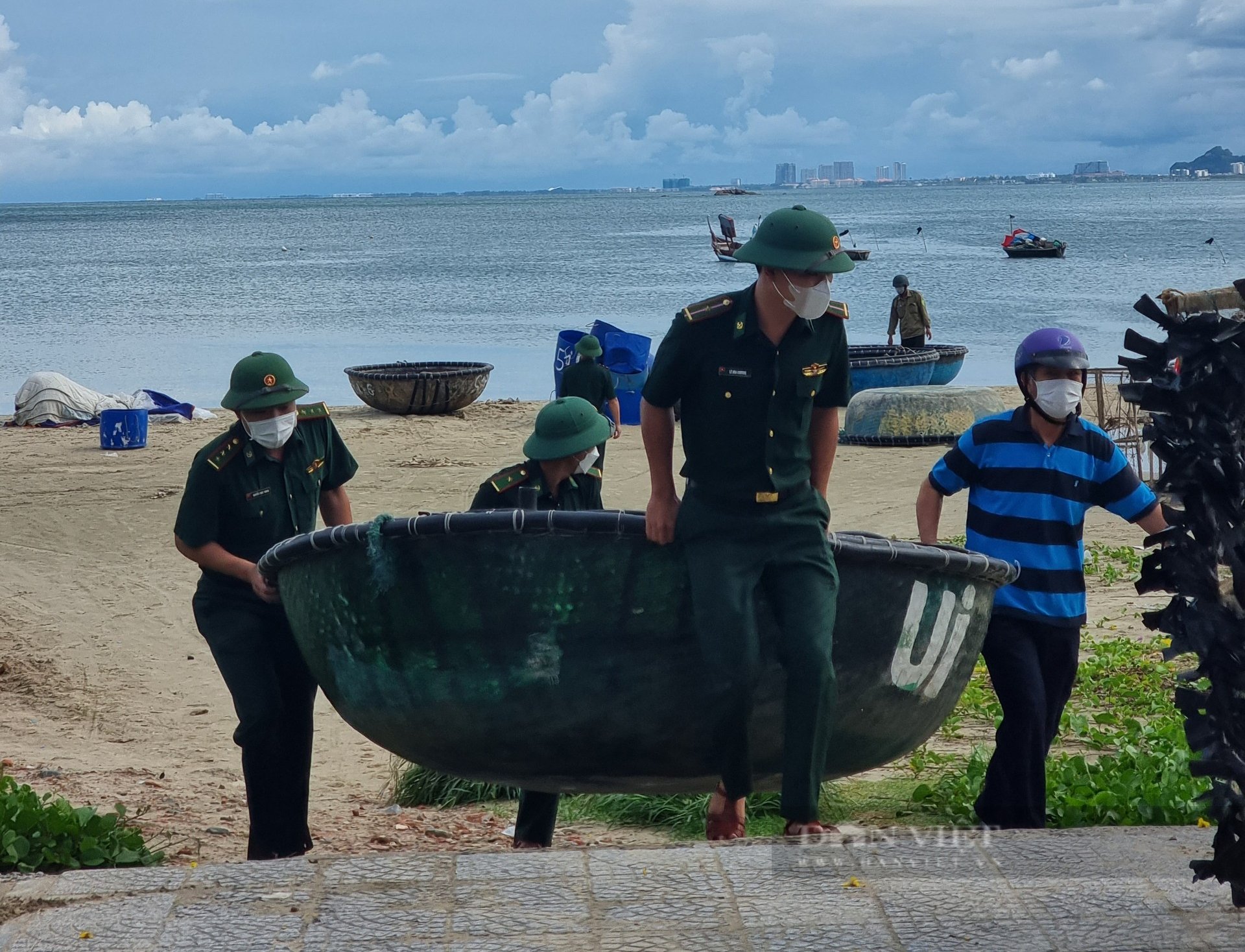 Chủ tịch Đà Nẵng: &quot;Sẽ dùng biện pháp mạnh, yêu cầu tất cả ngư dân lên bờ trước khi bão đổ bộ&quot; - Ảnh 2.