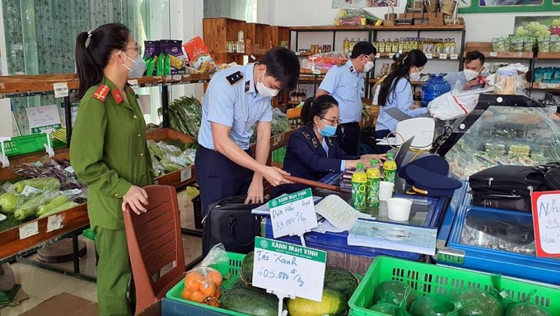 Đồng loạt kiểm tra, xử lý hành vi kinh doanh rau, củ, quả không rõ nguồn gốc - Ảnh 1.