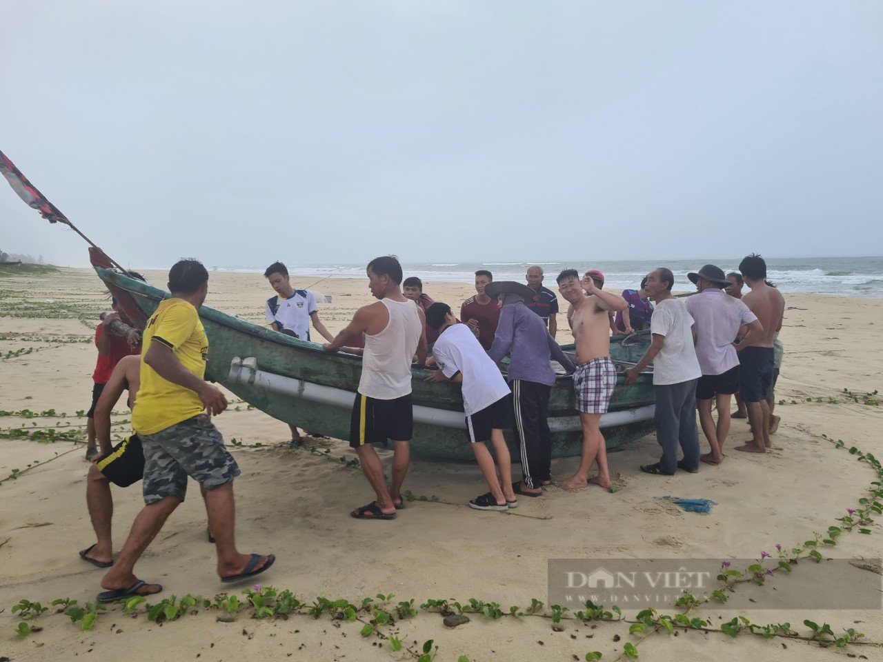 Quảng Nam: Cưỡng chế dân nêu không chịu di dời đến nơi an toàn - Ảnh 1.