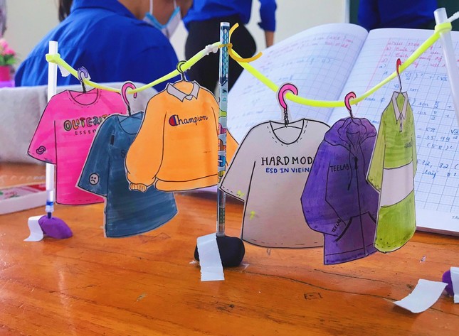 Sau trào lưu mang cơm trộn, học trò rủ nhau mở shop thời trang trong lớp - Ảnh 4.