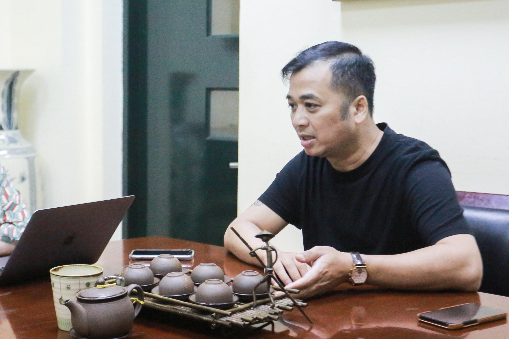 NSƯT Tiến Minh: &quot;Thu nhập diễn viên Nhà hát không đủ để ăn sáng&quot; - Ảnh 1.