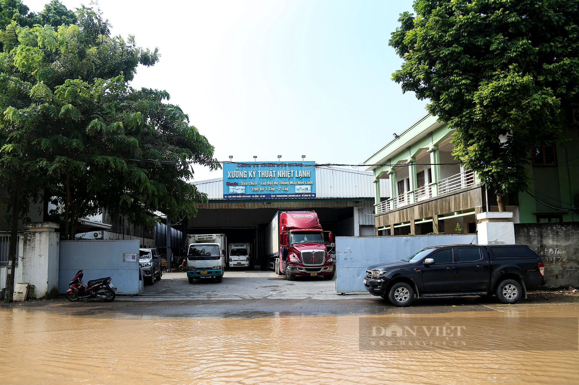 Hiểm nguy rình rập trên đoạn đường mênh mông biển nước giữa trời nắng tại Hà Nội - Ảnh 11.