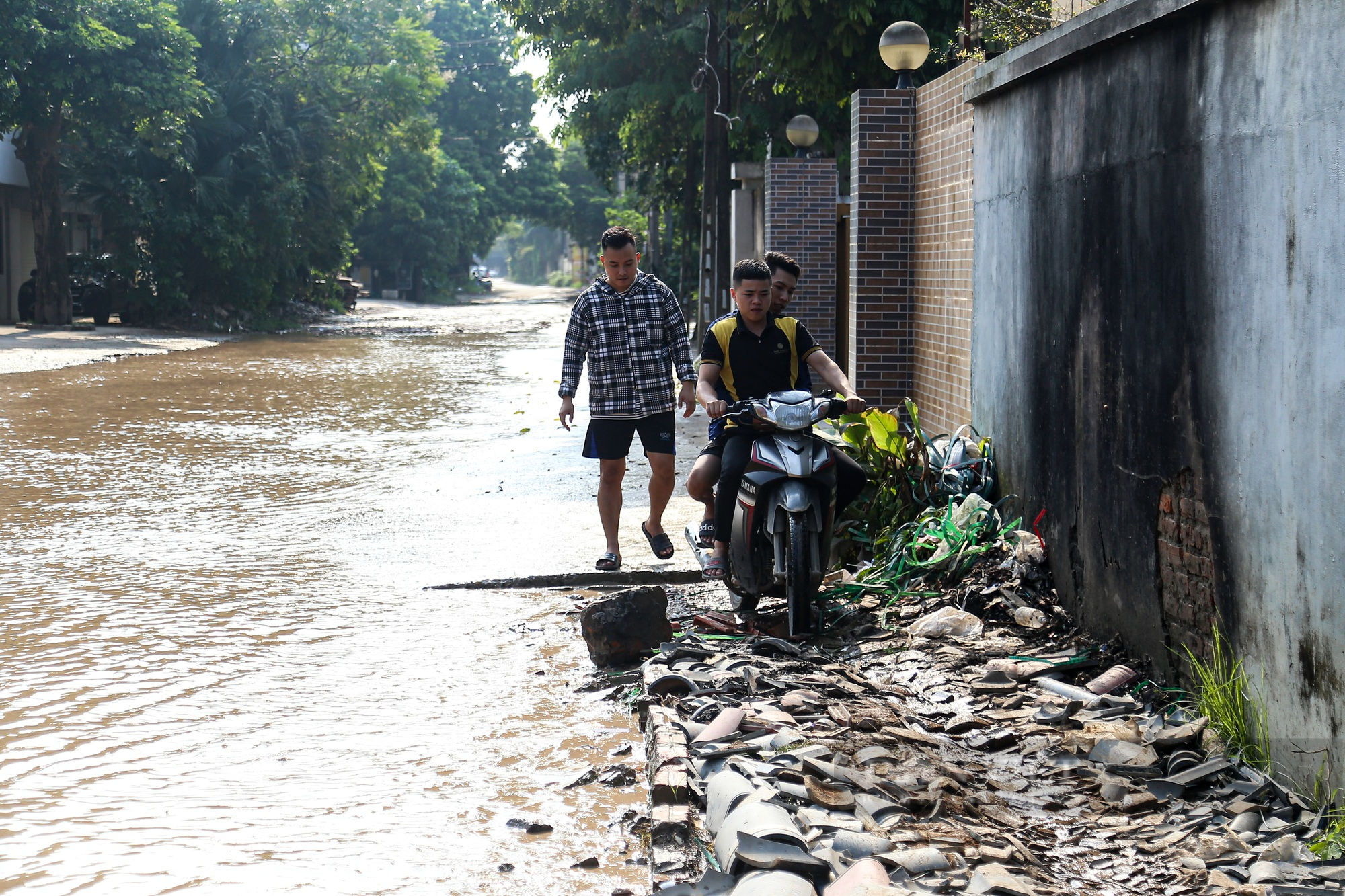 Hiểm nguy rình rập trên đoạn đường mênh mông biển nước giữa trời nắng tại Hà Nội - Ảnh 12.