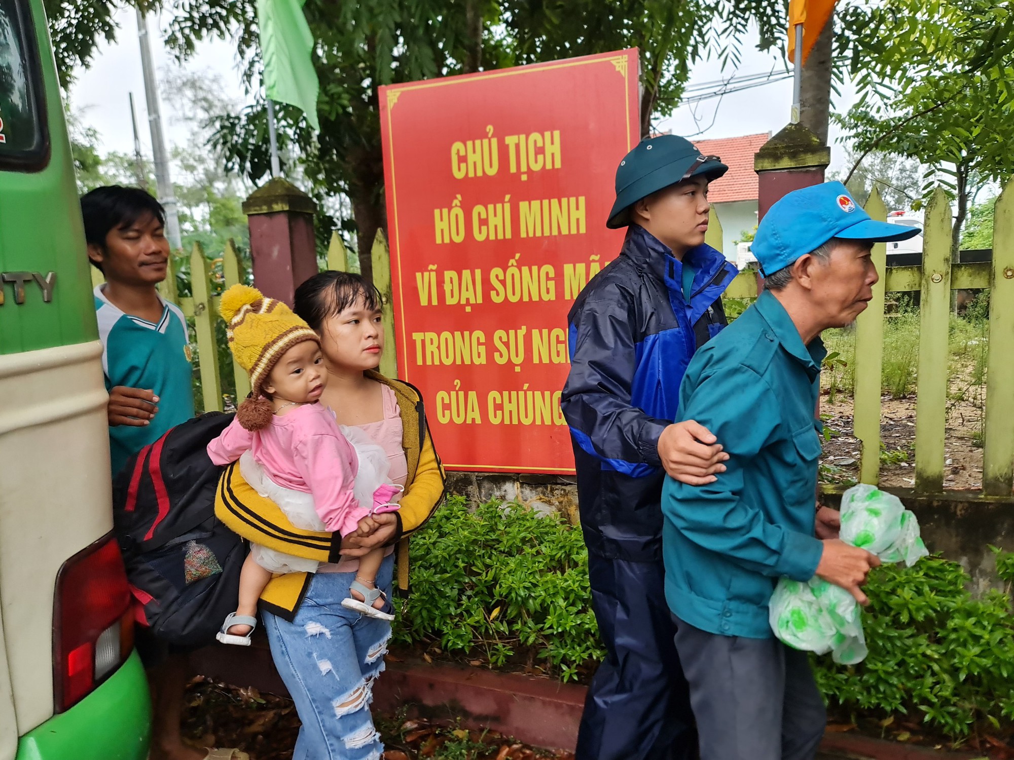 Bão số 4: Người dân Quảng Nam vừa đi tránh bão vừa lo nhà bị sập - Ảnh 5.