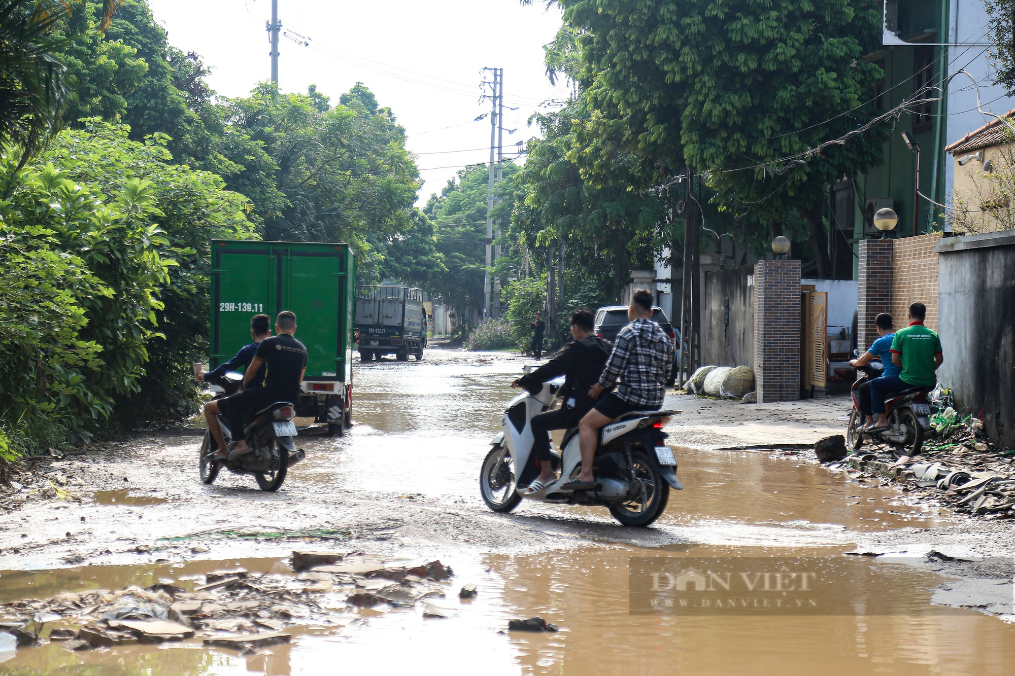 Hiểm nguy rình rập trên đoạn đường mênh mông biển nước giữa trời nắng tại Hà Nội - Ảnh 2.
