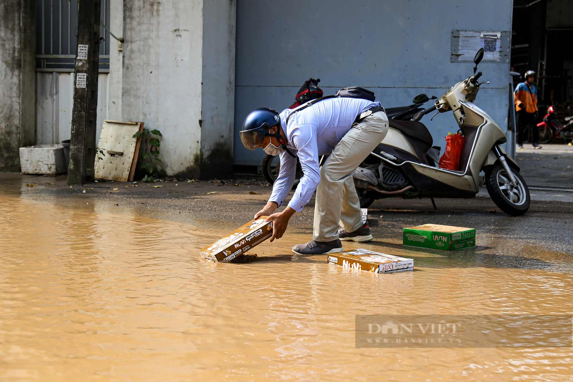 Hiểm nguy rình rập trên đoạn đường mênh mông biển nước giữa trời nắng tại Hà Nội - Ảnh 5.