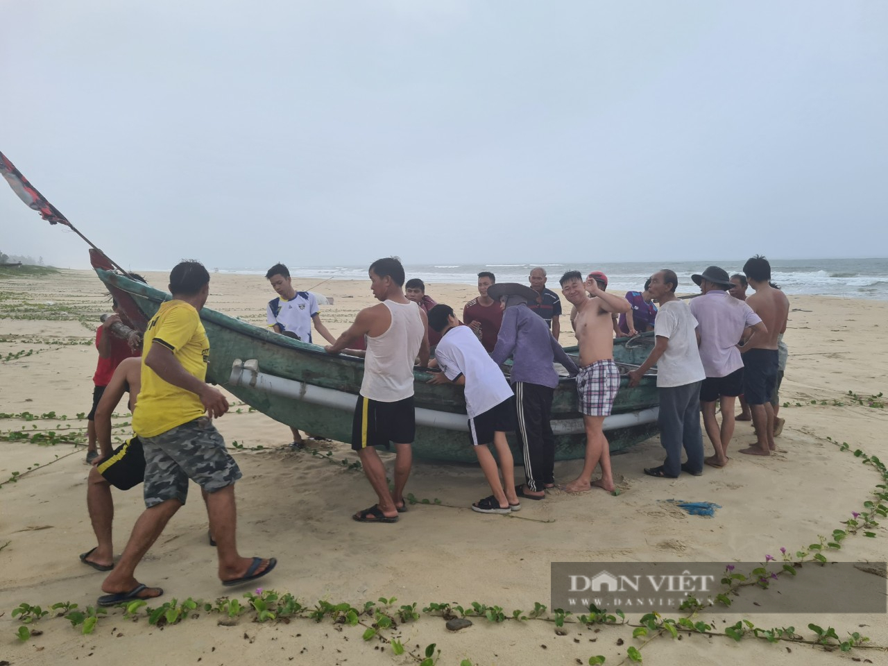 Chùm ảnh di dân đầu tiên ở Quảng Nam tránh bão số 4 - Ảnh 10.