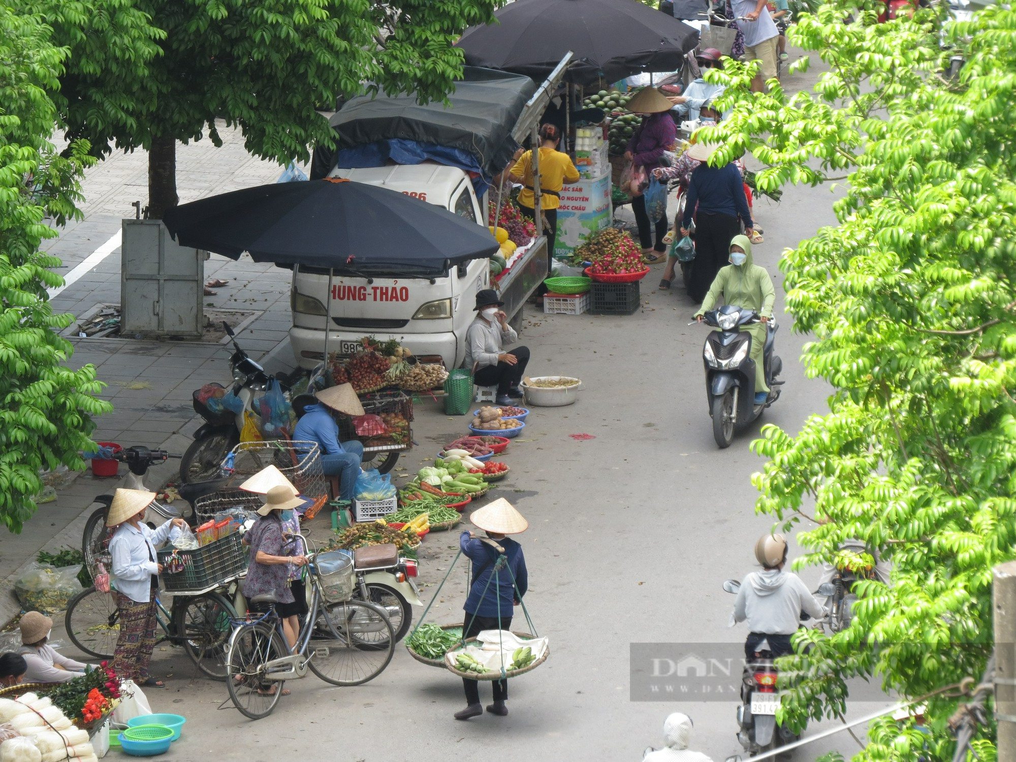 Hà Nội: Luật ngầm ở “chợ đuổi”, tiền “thầy” bỏ túi - Ảnh 6.