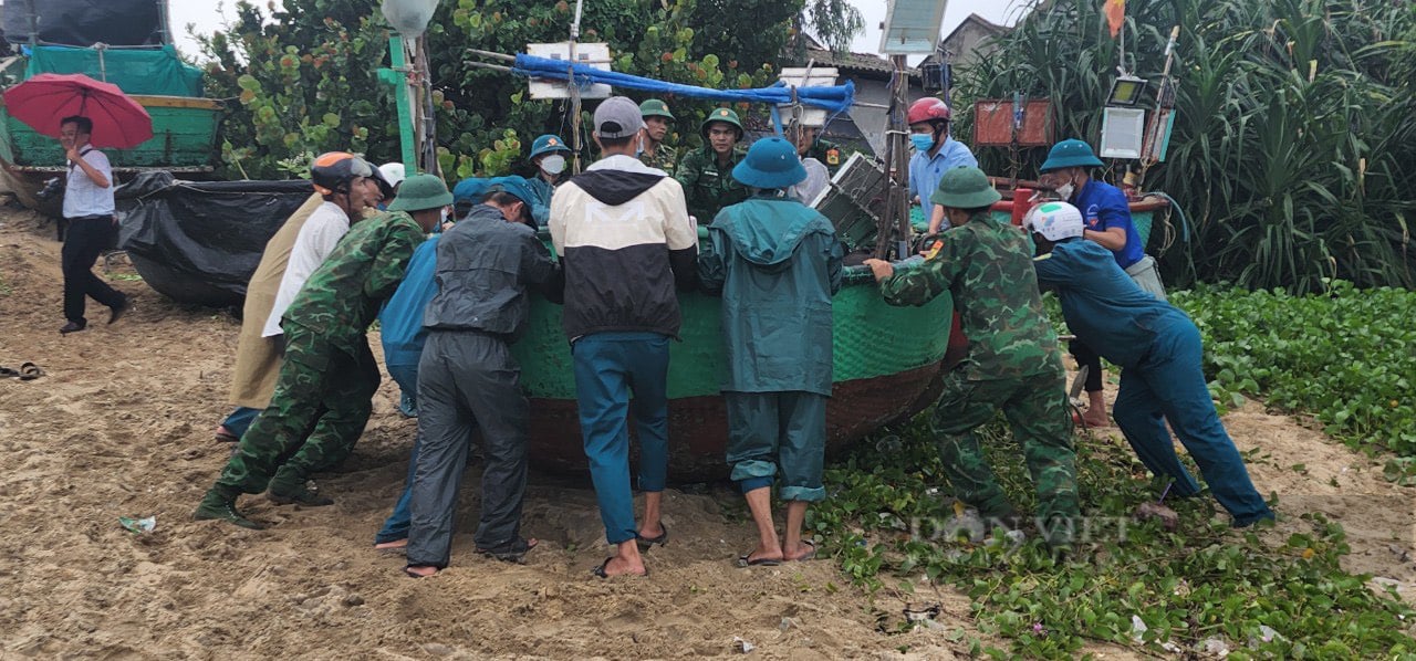 Hối hả giúp dân ven biển chèn chống nhà cửa, đưa thuyền thúng lên bờ... “chạy” bão Noru - Ảnh 2.