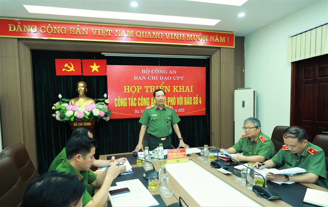 Thứ trưởng Bộ Công an chỉ đạo khẩn ứng phó cơn bão số 4 - Ảnh 1.