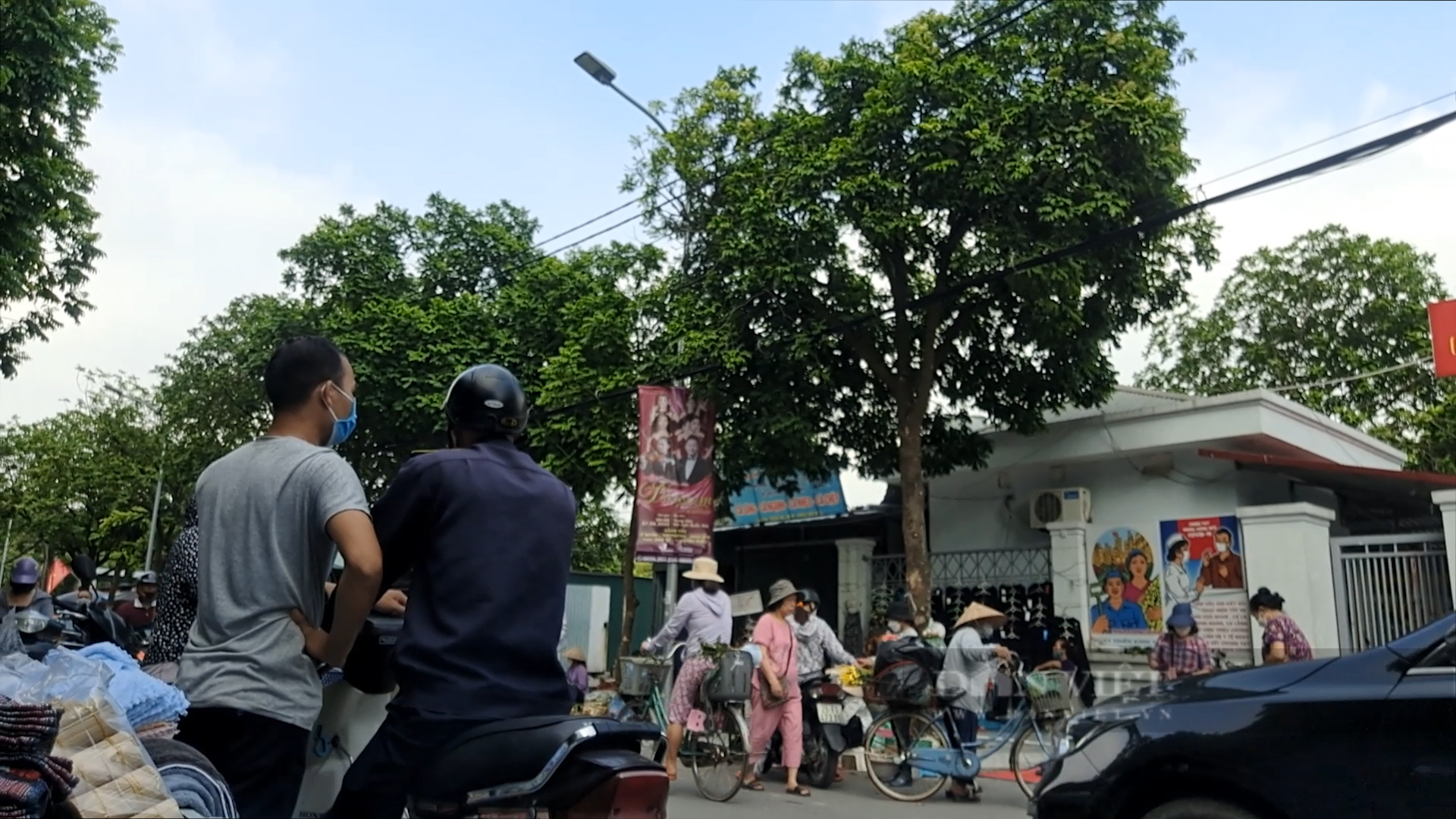 Hà Nội: Luật ngầm ở “chợ đuổi”, tiền “thầy” bỏ túi - Ảnh 7.