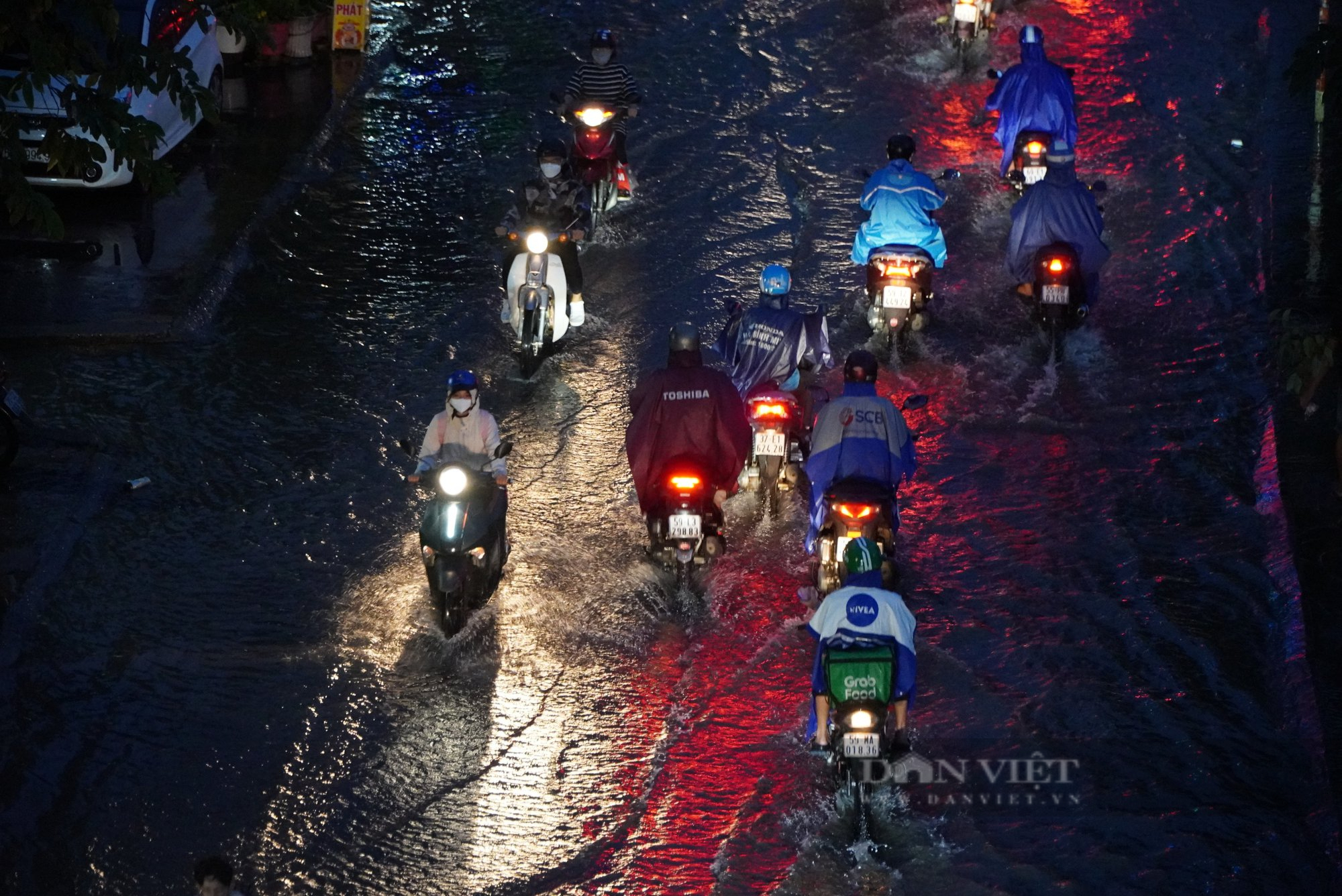 Đường Trần Xuân Soạn thành sông khi triều cường dâng cao, người dân bì bõm lội nước về nhà - Ảnh 9.