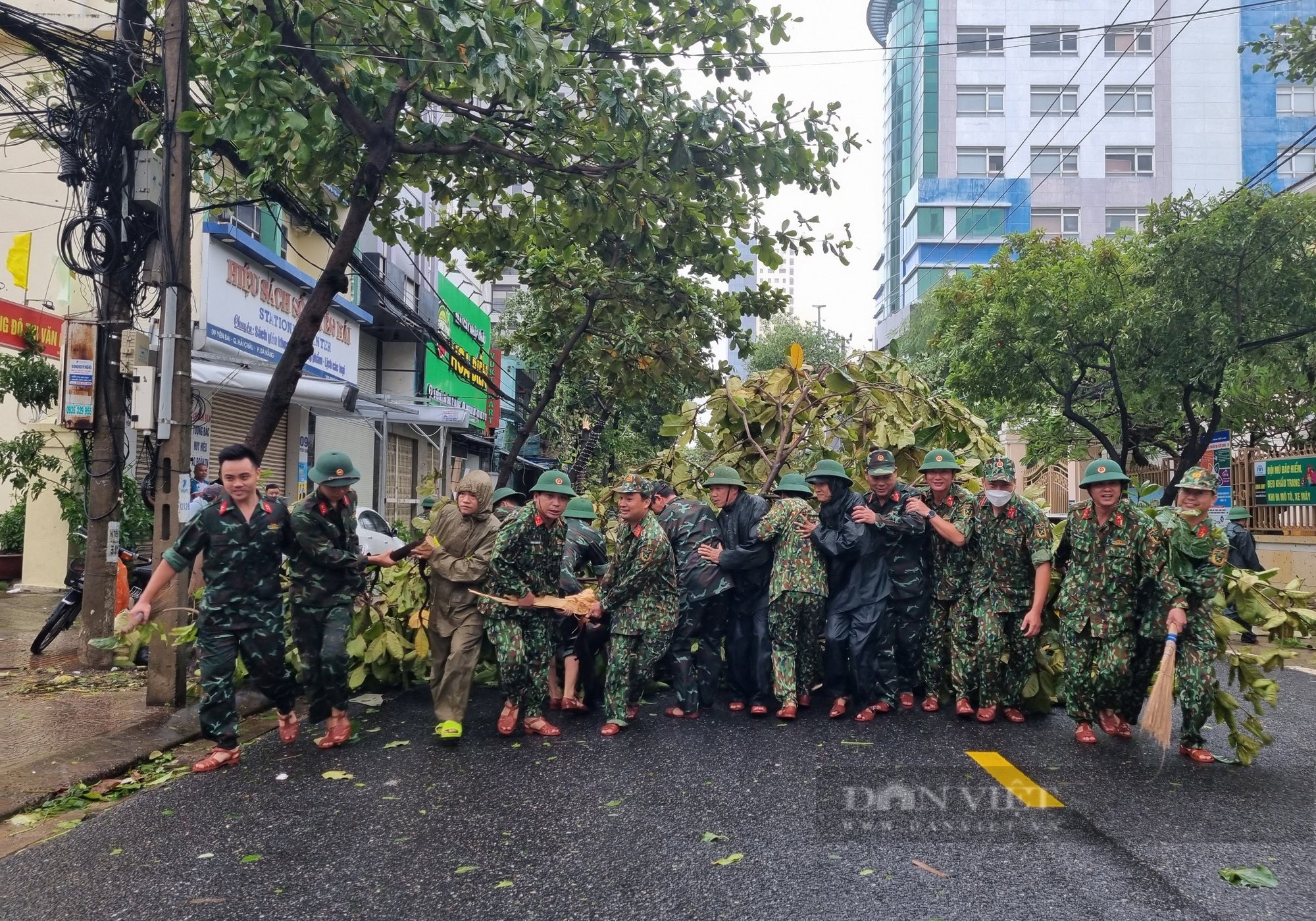 Trung tâm TP.Đà Nẵng &quot;tan hoang&quot; sau khi bão số 4 - Noru đổ bộ - Ảnh 2.
